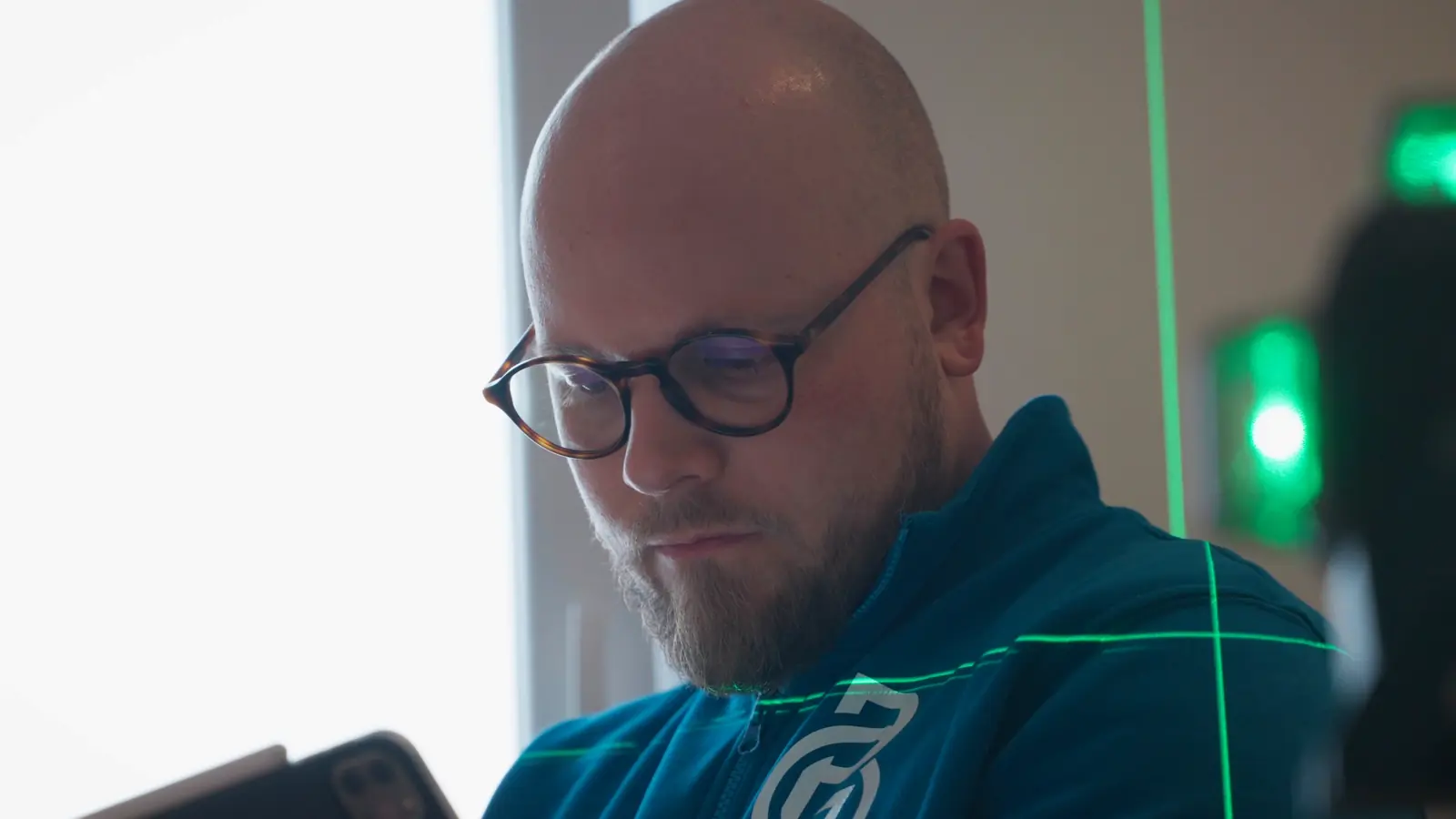Dennis Bergmann beim Laser-Aufmaß im Bad