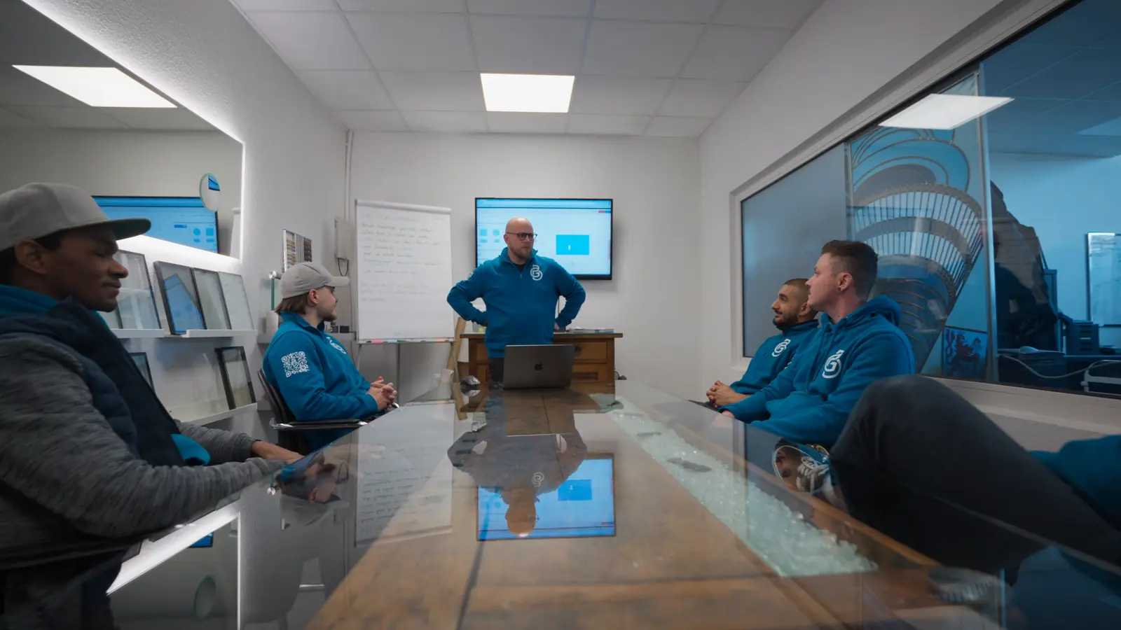 Das Team von GlasPro Bergmann bespricht ein Projekt am Glastisch