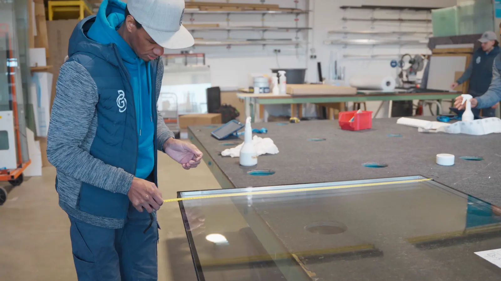 Glasscheibe wird in der Werkstatt in Langenfeld vorbereitet