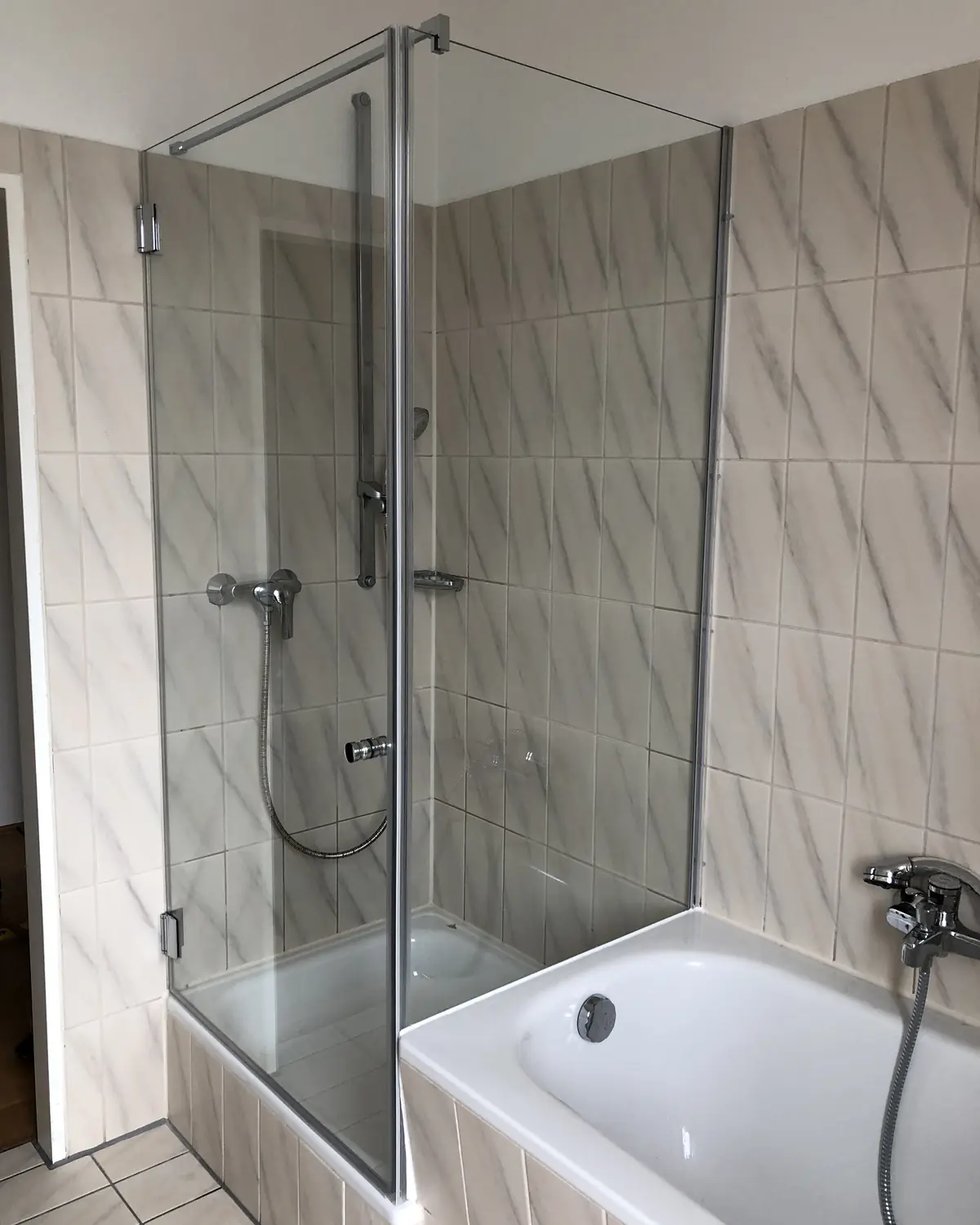 Neue rahmenlose Glasdusche mit Drehtür und Seitenwand, montiert von GlasPro Bergmann