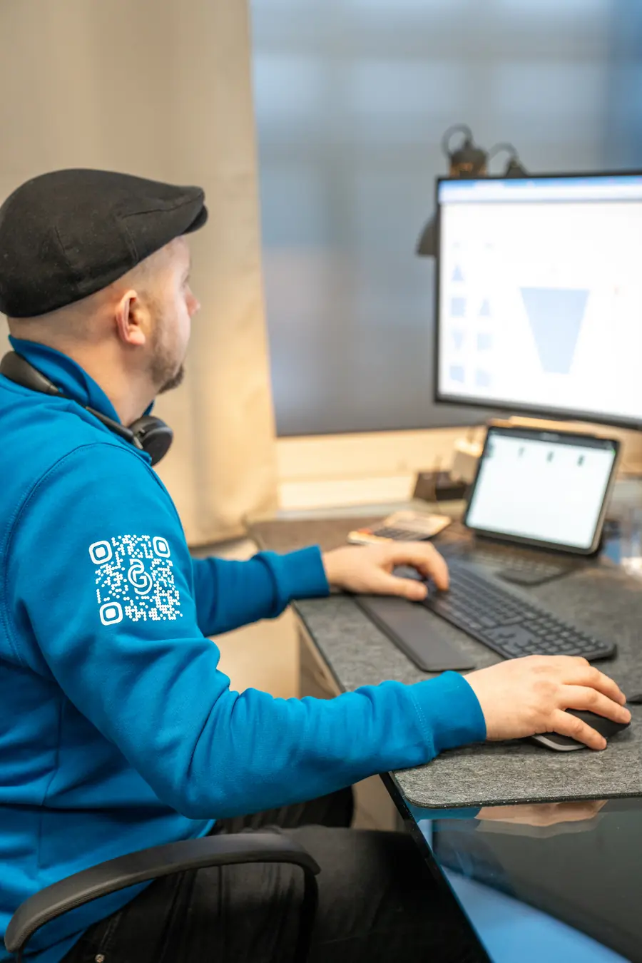 Mitarbeiter von GlasPro Bergmann plant eine Glasdusche am Computer